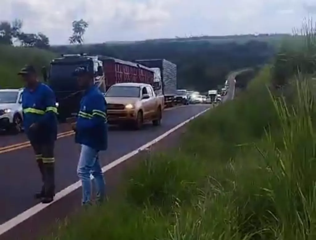 Uma carreta bloqueia rodovia em Caarapó Uma carreta bloqueia rodovia em Caarapó