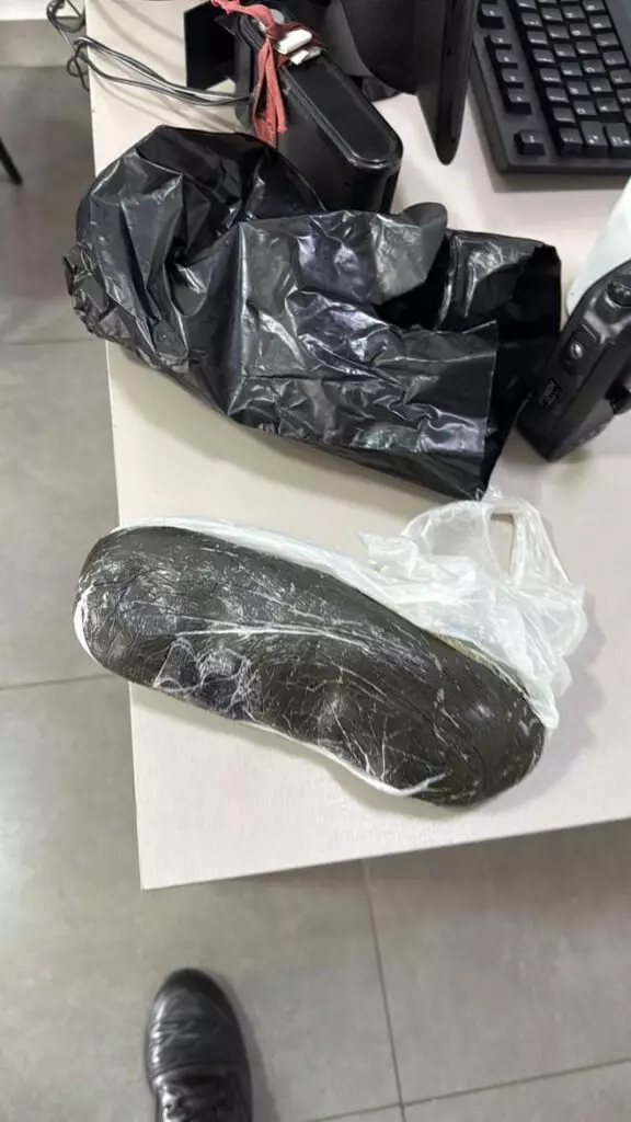 Mulher é presa na rodoviária de Dourados com haxixe escondido em bagagem Mulher é presa na rodoviária de Dourados com haxixe escondido em bagagem