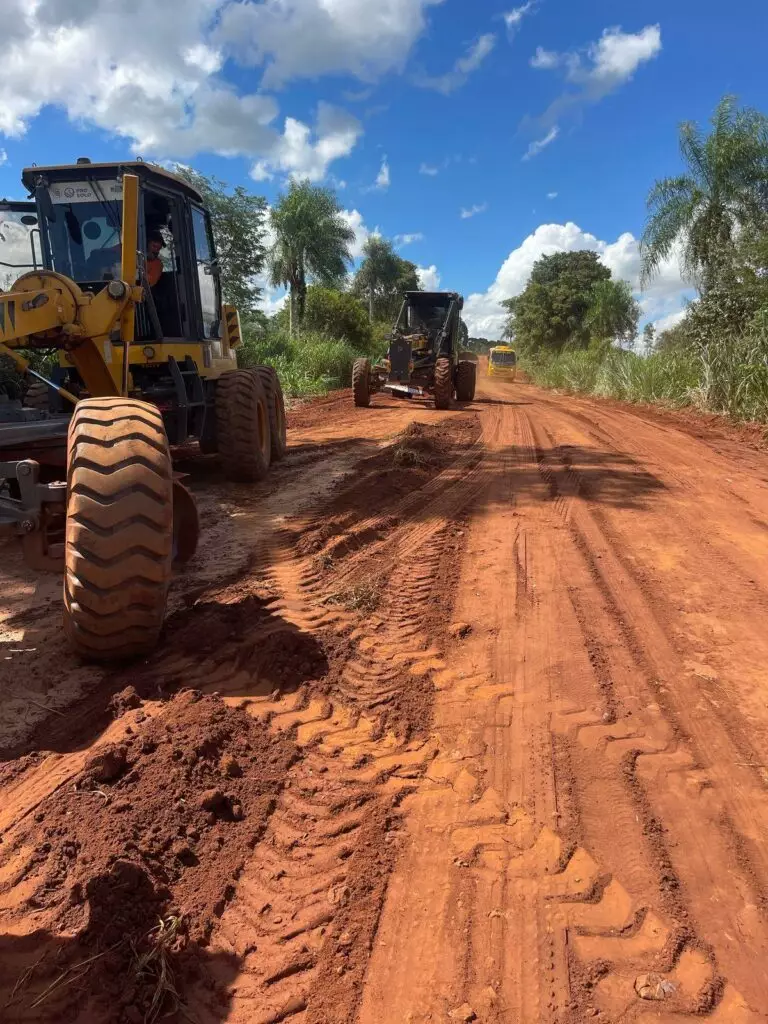 Iguatemi: Secretaria de Obras realiza manutenção da estrada de acesso ao Assentamento Rancho Loma Iguatemi: Secretaria de Obras realiza manutenção da estrada de acesso ao Assentamento Rancho Loma