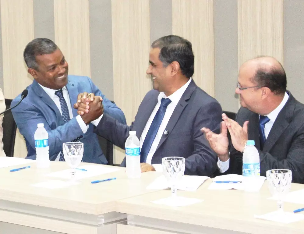 Ato na Câmara Municipal marca posse de Hélio Acosta e Alfredo Soares como prefeito e vice em Paranhos Ato na Câmara Municipal marca posse de Hélio Acosta e Alfredo Soares como prefeito e vice em Paranhos