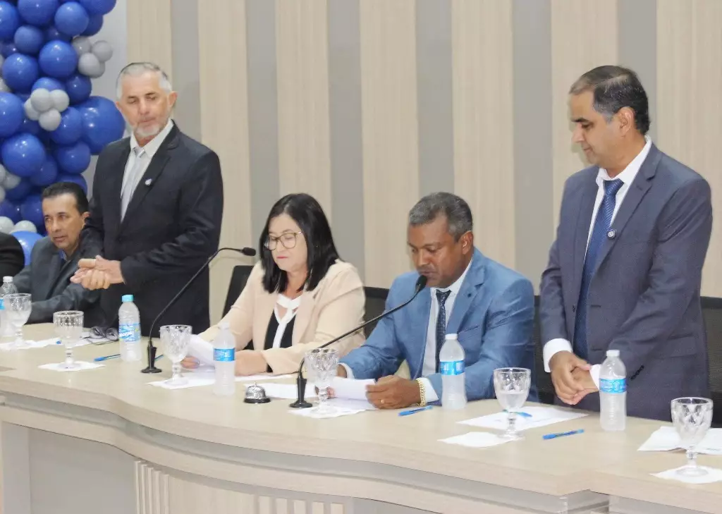 Ato na Câmara Municipal marca posse de Hélio Acosta e Alfredo Soares como prefeito e vice em Paranhos Ato na Câmara Municipal marca posse de Hélio Acosta e Alfredo Soares como prefeito e vice em Paranhos