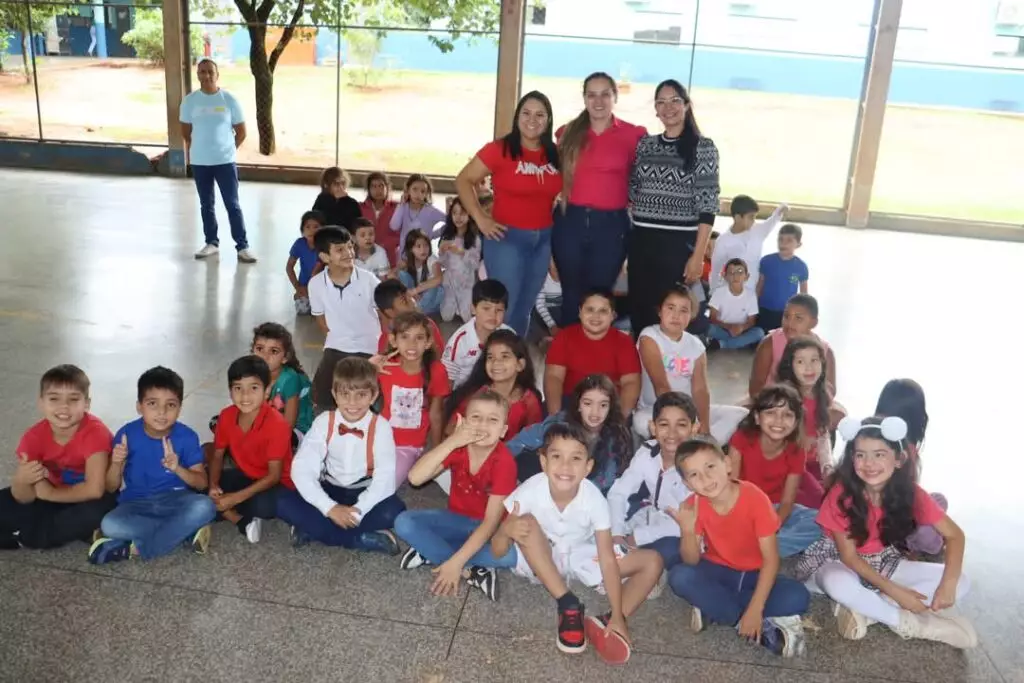 Cel. Sapucaia: Prefeita Niágara Kraievski entrega pessoalmente ovos de Páscoa para alunos das escolas municipais e Centros de Educação Infantil Cel. Sapucaia: Prefeita Niágara Kraievski entrega pessoalmente ovos de Páscoa para alunos das escolas municipais e Centros de Educação Infantil