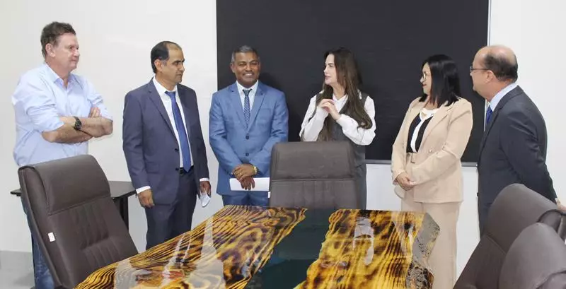 Ato na Câmara Municipal marca posse de Hélio Acosta e Alfredo Soares como prefeito e vice em Paranhos Ato na Câmara Municipal marca posse de Hélio Acosta e Alfredo Soares como prefeito e vice em Paranhos