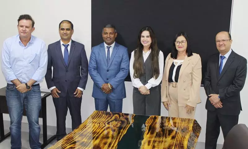 Ato na Câmara Municipal marca posse de Hélio Acosta e Alfredo Soares como prefeito e vice em Paranhos Ato na Câmara Municipal marca posse de Hélio Acosta e Alfredo Soares como prefeito e vice em Paranhos