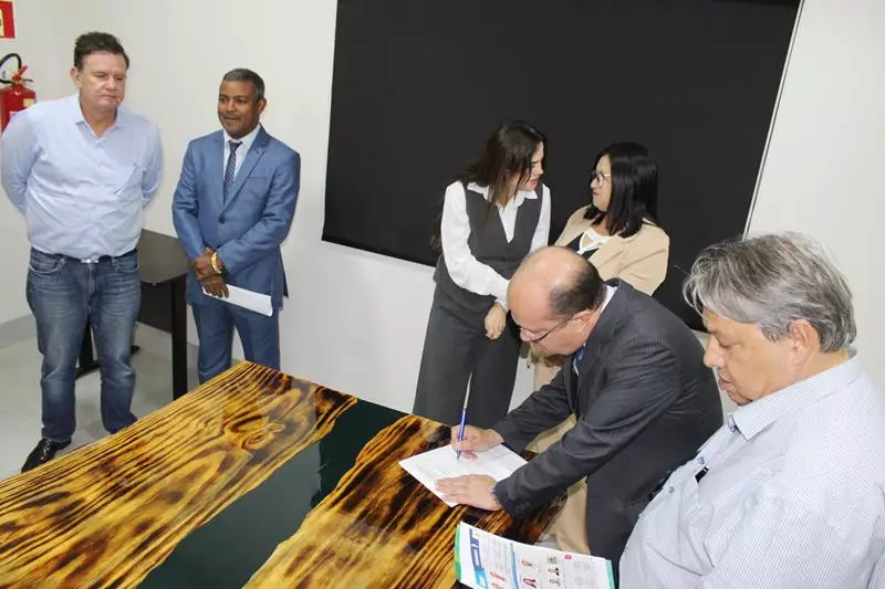 Ato na Câmara Municipal marca posse de Hélio Acosta e Alfredo Soares como prefeito e vice em Paranhos Ato na Câmara Municipal marca posse de Hélio Acosta e Alfredo Soares como prefeito e vice em Paranhos