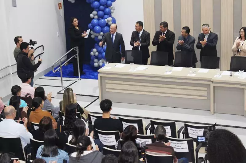 Ato na Câmara Municipal marca posse de Hélio Acosta e Alfredo Soares como prefeito e vice em Paranhos Ato na Câmara Municipal marca posse de Hélio Acosta e Alfredo Soares como prefeito e vice em Paranhos