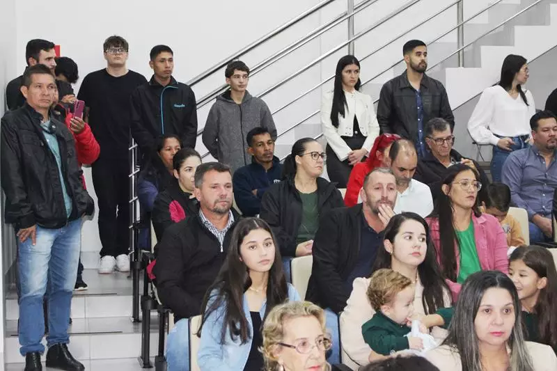 Ato na Câmara Municipal marca posse de Hélio Acosta e Alfredo Soares como prefeito e vice em Paranhos Ato na Câmara Municipal marca posse de Hélio Acosta e Alfredo Soares como prefeito e vice em Paranhos