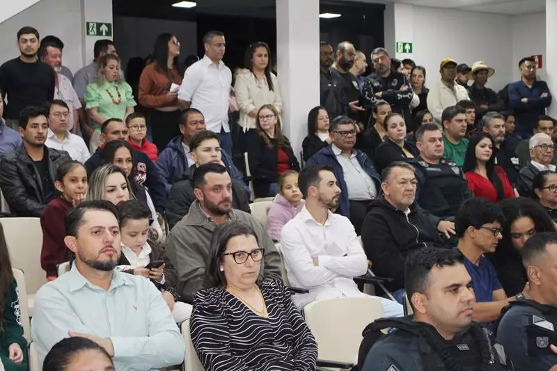 Ato na Câmara Municipal marca posse de Hélio Acosta e Alfredo Soares como prefeito e vice em Paranhos Ato na Câmara Municipal marca posse de Hélio Acosta e Alfredo Soares como prefeito e vice em Paranhos