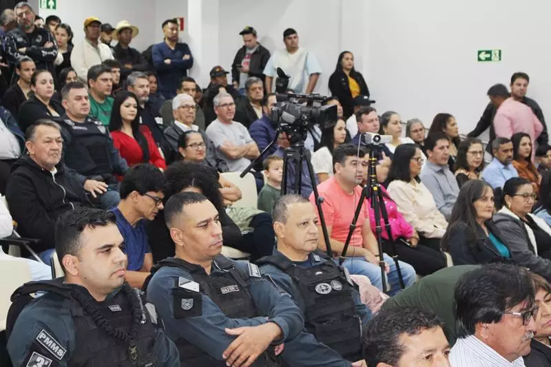 Ato na Câmara Municipal marca posse de Hélio Acosta e Alfredo Soares como prefeito e vice em Paranhos Ato na Câmara Municipal marca posse de Hélio Acosta e Alfredo Soares como prefeito e vice em Paranhos