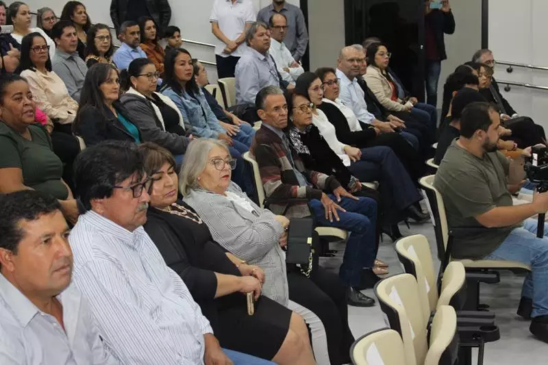 Ato na Câmara Municipal marca posse de Hélio Acosta e Alfredo Soares como prefeito e vice em Paranhos Ato na Câmara Municipal marca posse de Hélio Acosta e Alfredo Soares como prefeito e vice em Paranhos