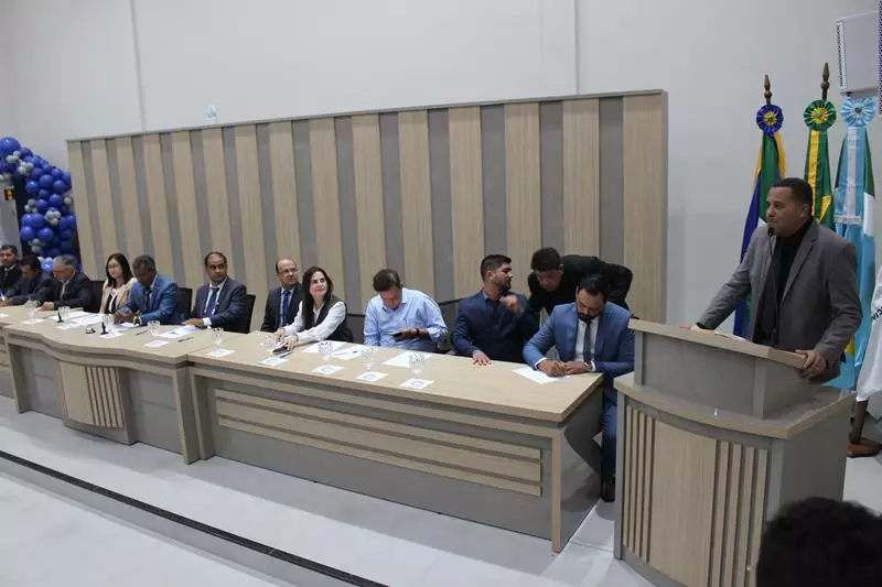 Ato na Câmara Municipal marca posse de Hélio Acosta e Alfredo Soares como prefeito e vice em Paranhos Ato na Câmara Municipal marca posse de Hélio Acosta e Alfredo Soares como prefeito e vice em Paranhos