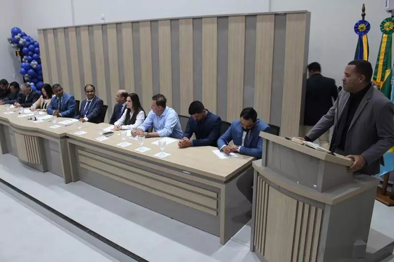 Ato na Câmara Municipal marca posse de Hélio Acosta e Alfredo Soares como prefeito e vice em Paranhos Ato na Câmara Municipal marca posse de Hélio Acosta e Alfredo Soares como prefeito e vice em Paranhos