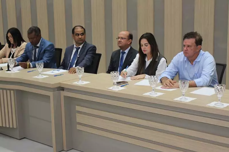 Ato na Câmara Municipal marca posse de Hélio Acosta e Alfredo Soares como prefeito e vice em Paranhos Ato na Câmara Municipal marca posse de Hélio Acosta e Alfredo Soares como prefeito e vice em Paranhos