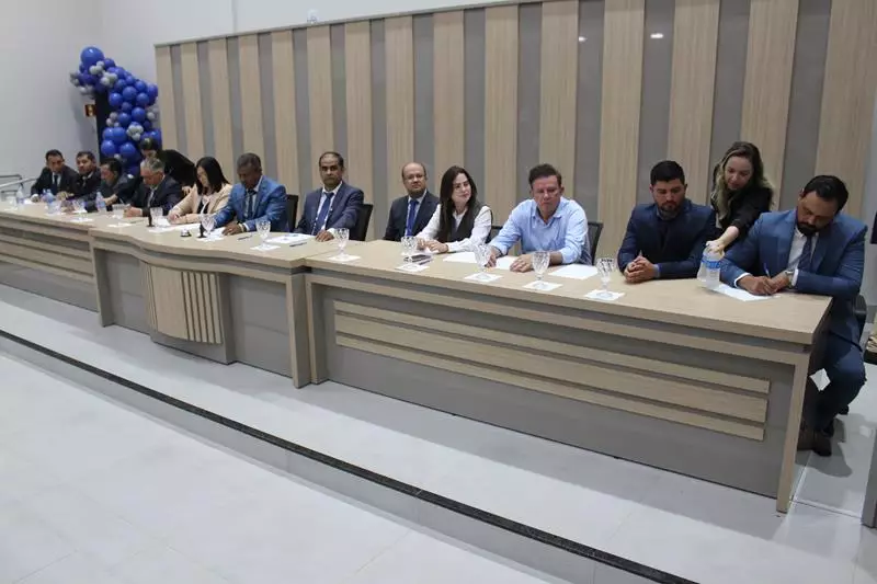 Ato na Câmara Municipal marca posse de Hélio Acosta e Alfredo Soares como prefeito e vice em Paranhos Ato na Câmara Municipal marca posse de Hélio Acosta e Alfredo Soares como prefeito e vice em Paranhos