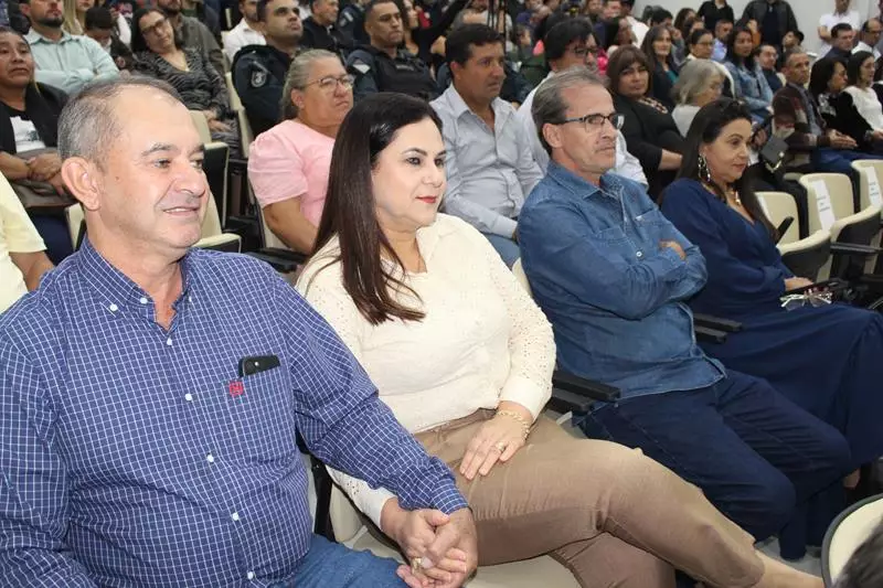 Ato na Câmara Municipal marca posse de Hélio Acosta e Alfredo Soares como prefeito e vice em Paranhos Ato na Câmara Municipal marca posse de Hélio Acosta e Alfredo Soares como prefeito e vice em Paranhos