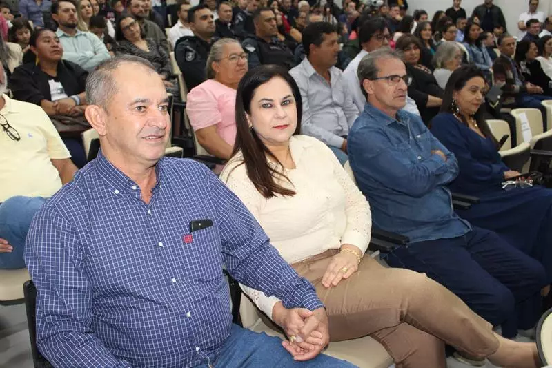 Ato na Câmara Municipal marca posse de Hélio Acosta e Alfredo Soares como prefeito e vice em Paranhos Ato na Câmara Municipal marca posse de Hélio Acosta e Alfredo Soares como prefeito e vice em Paranhos
