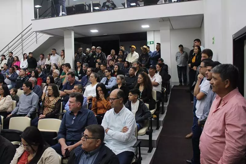 Ato na Câmara Municipal marca posse de Hélio Acosta e Alfredo Soares como prefeito e vice em Paranhos Ato na Câmara Municipal marca posse de Hélio Acosta e Alfredo Soares como prefeito e vice em Paranhos