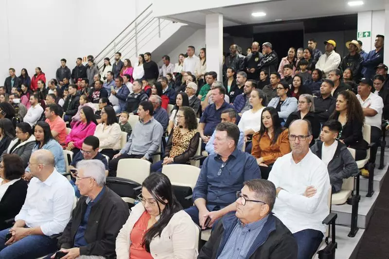 Ato na Câmara Municipal marca posse de Hélio Acosta e Alfredo Soares como prefeito e vice em Paranhos Ato na Câmara Municipal marca posse de Hélio Acosta e Alfredo Soares como prefeito e vice em Paranhos