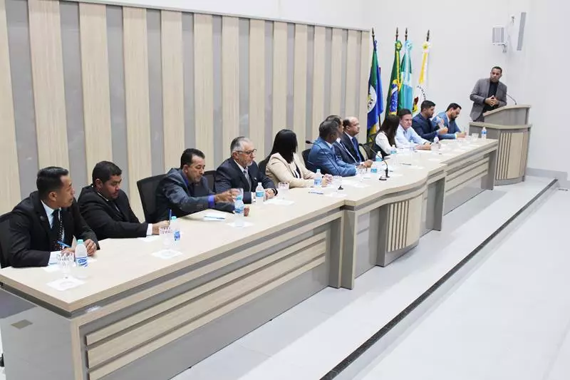 Ato na Câmara Municipal marca posse de Hélio Acosta e Alfredo Soares como prefeito e vice em Paranhos Ato na Câmara Municipal marca posse de Hélio Acosta e Alfredo Soares como prefeito e vice em Paranhos