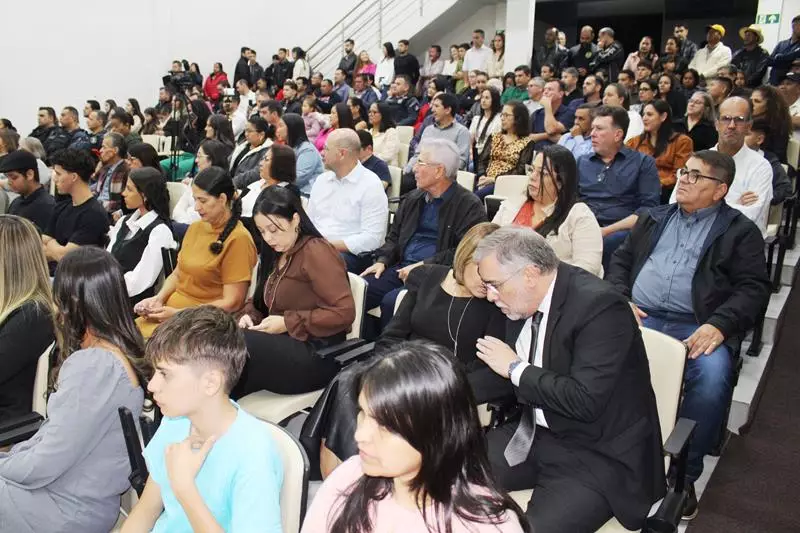 Ato na Câmara Municipal marca posse de Hélio Acosta e Alfredo Soares como prefeito e vice em Paranhos Ato na Câmara Municipal marca posse de Hélio Acosta e Alfredo Soares como prefeito e vice em Paranhos