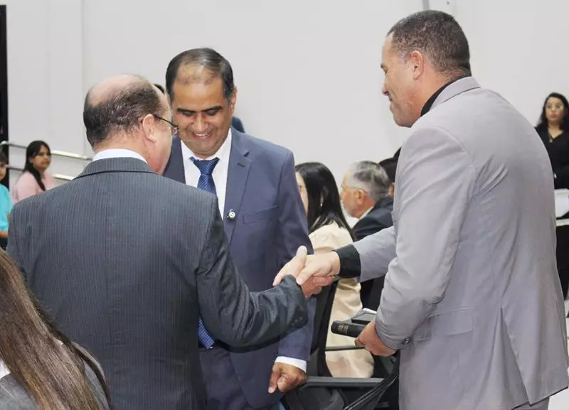 Ato na Câmara Municipal marca posse de Hélio Acosta e Alfredo Soares como prefeito e vice em Paranhos Ato na Câmara Municipal marca posse de Hélio Acosta e Alfredo Soares como prefeito e vice em Paranhos