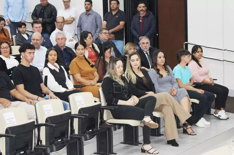 Ato na Câmara Municipal marca posse de Hélio Acosta e Alfredo Soares como prefeito e vice em Paranhos Ato na Câmara Municipal marca posse de Hélio Acosta e Alfredo Soares como prefeito e vice em Paranhos