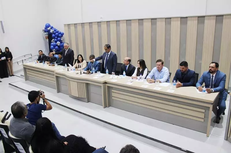 Ato na Câmara Municipal marca posse de Hélio Acosta e Alfredo Soares como prefeito e vice em Paranhos Ato na Câmara Municipal marca posse de Hélio Acosta e Alfredo Soares como prefeito e vice em Paranhos