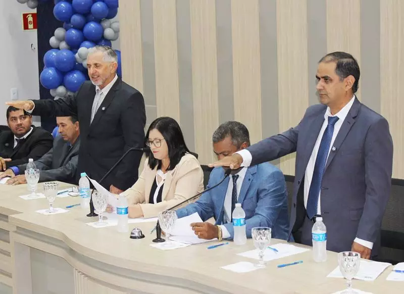 Ato na Câmara Municipal marca posse de Hélio Acosta e Alfredo Soares como prefeito e vice em Paranhos Ato na Câmara Municipal marca posse de Hélio Acosta e Alfredo Soares como prefeito e vice em Paranhos