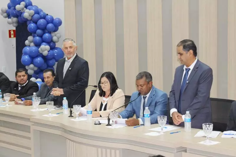 Ato na Câmara Municipal marca posse de Hélio Acosta e Alfredo Soares como prefeito e vice em Paranhos Ato na Câmara Municipal marca posse de Hélio Acosta e Alfredo Soares como prefeito e vice em Paranhos