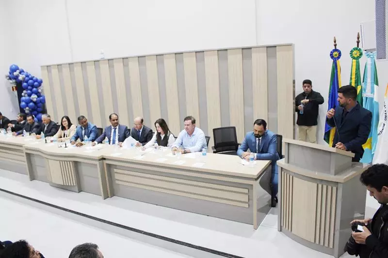 Ato na Câmara Municipal marca posse de Hélio Acosta e Alfredo Soares como prefeito e vice em Paranhos Ato na Câmara Municipal marca posse de Hélio Acosta e Alfredo Soares como prefeito e vice em Paranhos