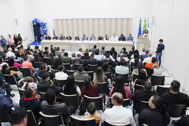 Ato na Câmara Municipal marca posse de Hélio Acosta e Alfredo Soares como prefeito e vice em Paranhos Ato na Câmara Municipal marca posse de Hélio Acosta e Alfredo Soares como prefeito e vice em Paranhos
