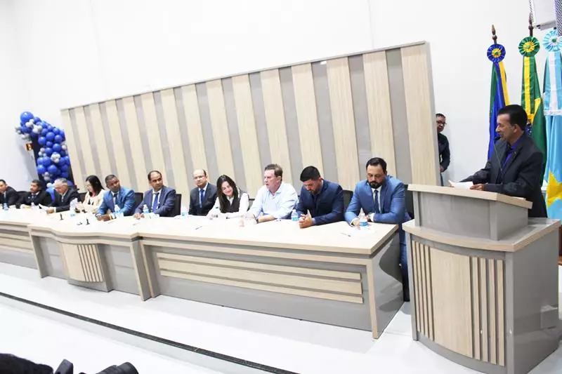Ato na Câmara Municipal marca posse de Hélio Acosta e Alfredo Soares como prefeito e vice em Paranhos Ato na Câmara Municipal marca posse de Hélio Acosta e Alfredo Soares como prefeito e vice em Paranhos