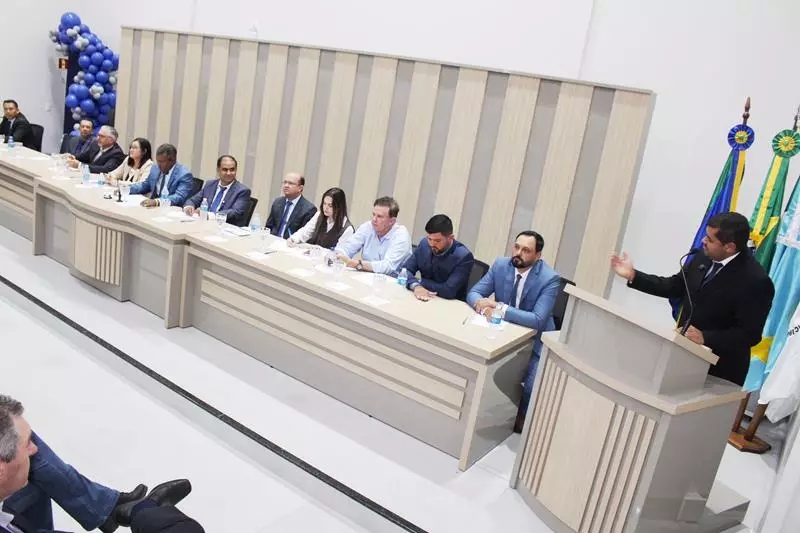 Ato na Câmara Municipal marca posse de Hélio Acosta e Alfredo Soares como prefeito e vice em Paranhos Ato na Câmara Municipal marca posse de Hélio Acosta e Alfredo Soares como prefeito e vice em Paranhos
