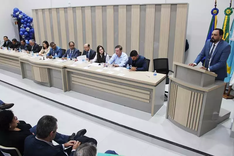Ato na Câmara Municipal marca posse de Hélio Acosta e Alfredo Soares como prefeito e vice em Paranhos Ato na Câmara Municipal marca posse de Hélio Acosta e Alfredo Soares como prefeito e vice em Paranhos