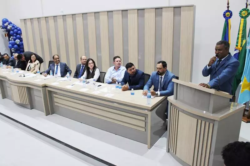 Ato na Câmara Municipal marca posse de Hélio Acosta e Alfredo Soares como prefeito e vice em Paranhos Ato na Câmara Municipal marca posse de Hélio Acosta e Alfredo Soares como prefeito e vice em Paranhos