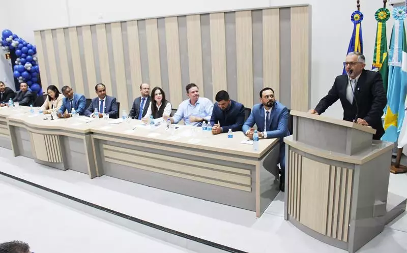 Ato na Câmara Municipal marca posse de Hélio Acosta e Alfredo Soares como prefeito e vice em Paranhos Ato na Câmara Municipal marca posse de Hélio Acosta e Alfredo Soares como prefeito e vice em Paranhos