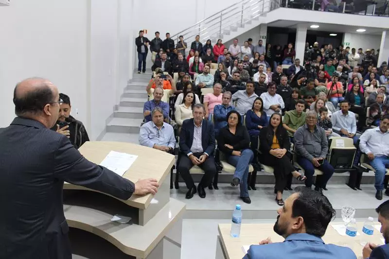 Ato na Câmara Municipal marca posse de Hélio Acosta e Alfredo Soares como prefeito e vice em Paranhos Ato na Câmara Municipal marca posse de Hélio Acosta e Alfredo Soares como prefeito e vice em Paranhos