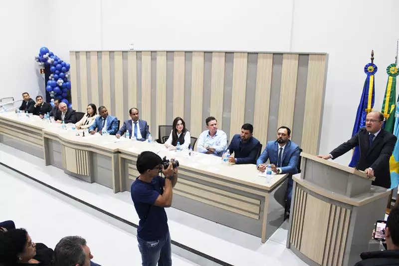 Ato na Câmara Municipal marca posse de Hélio Acosta e Alfredo Soares como prefeito e vice em Paranhos Ato na Câmara Municipal marca posse de Hélio Acosta e Alfredo Soares como prefeito e vice em Paranhos