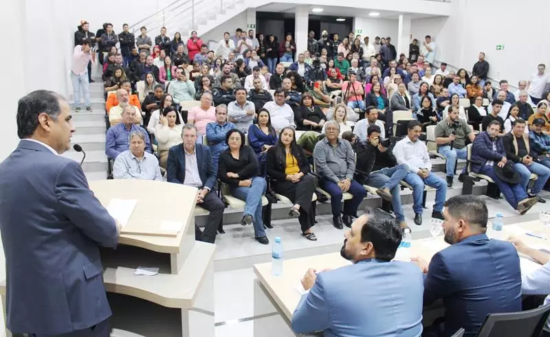 Ato na Câmara Municipal marca posse de Hélio Acosta e Alfredo Soares como prefeito e vice em Paranhos Ato na Câmara Municipal marca posse de Hélio Acosta e Alfredo Soares como prefeito e vice em Paranhos