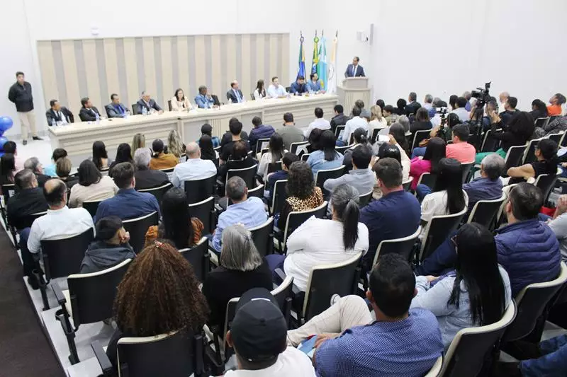 Ato na Câmara Municipal marca posse de Hélio Acosta e Alfredo Soares como prefeito e vice em Paranhos Ato na Câmara Municipal marca posse de Hélio Acosta e Alfredo Soares como prefeito e vice em Paranhos