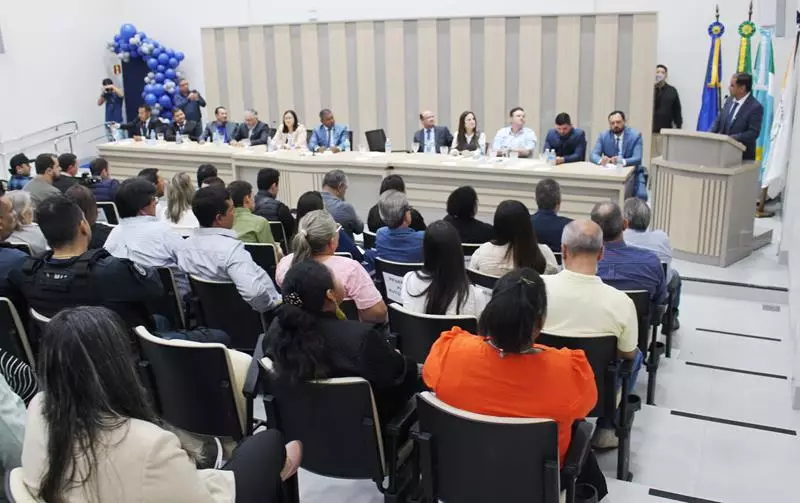 Ato na Câmara Municipal marca posse de Hélio Acosta e Alfredo Soares como prefeito e vice em Paranhos Ato na Câmara Municipal marca posse de Hélio Acosta e Alfredo Soares como prefeito e vice em Paranhos