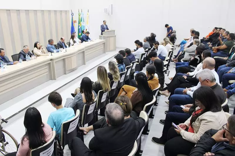 Ato na Câmara Municipal marca posse de Hélio Acosta e Alfredo Soares como prefeito e vice em Paranhos Ato na Câmara Municipal marca posse de Hélio Acosta e Alfredo Soares como prefeito e vice em Paranhos