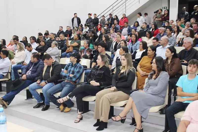 Ato na Câmara Municipal marca posse de Hélio Acosta e Alfredo Soares como prefeito e vice em Paranhos Ato na Câmara Municipal marca posse de Hélio Acosta e Alfredo Soares como prefeito e vice em Paranhos