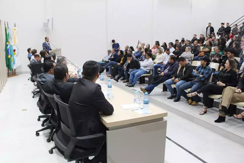 Ato na Câmara Municipal marca posse de Hélio Acosta e Alfredo Soares como prefeito e vice em Paranhos Ato na Câmara Municipal marca posse de Hélio Acosta e Alfredo Soares como prefeito e vice em Paranhos