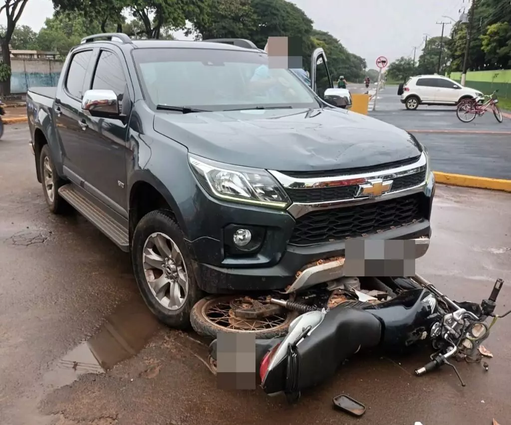 Bombeiros atendem acidente envolvendo caminhonete e moto em Amambai Bombeiros atendem acidente envolvendo caminhonete e moto em Amambai