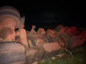 Caminhão carregado com soja tomba na MS-156 entre Amambai e Tacuru