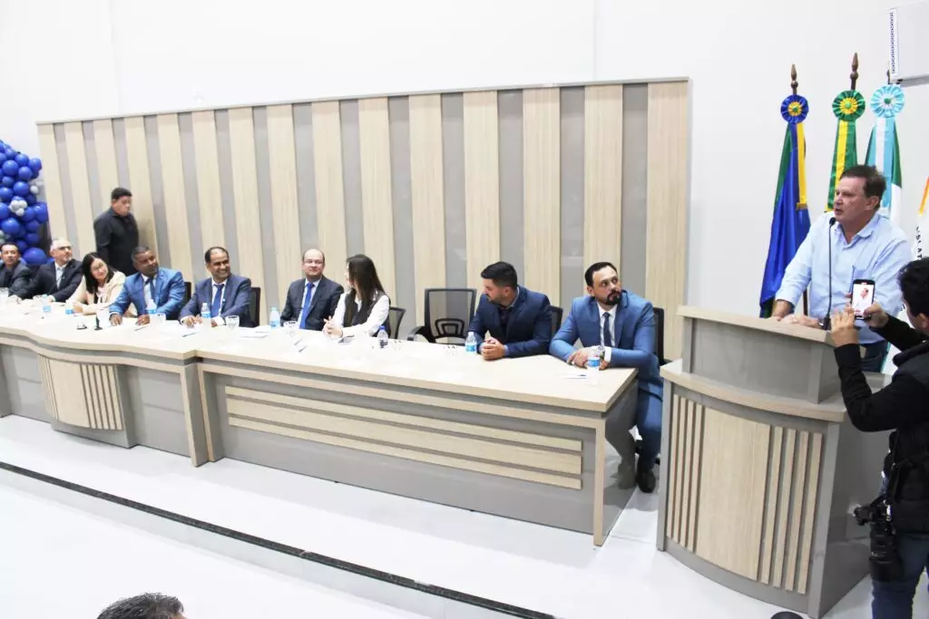 Ato na Câmara Municipal marca posse de Hélio Acosta e Alfredo Soares como prefeito e vice em Paranhos Ato na Câmara Municipal marca posse de Hélio Acosta e Alfredo Soares como prefeito e vice em Paranhos