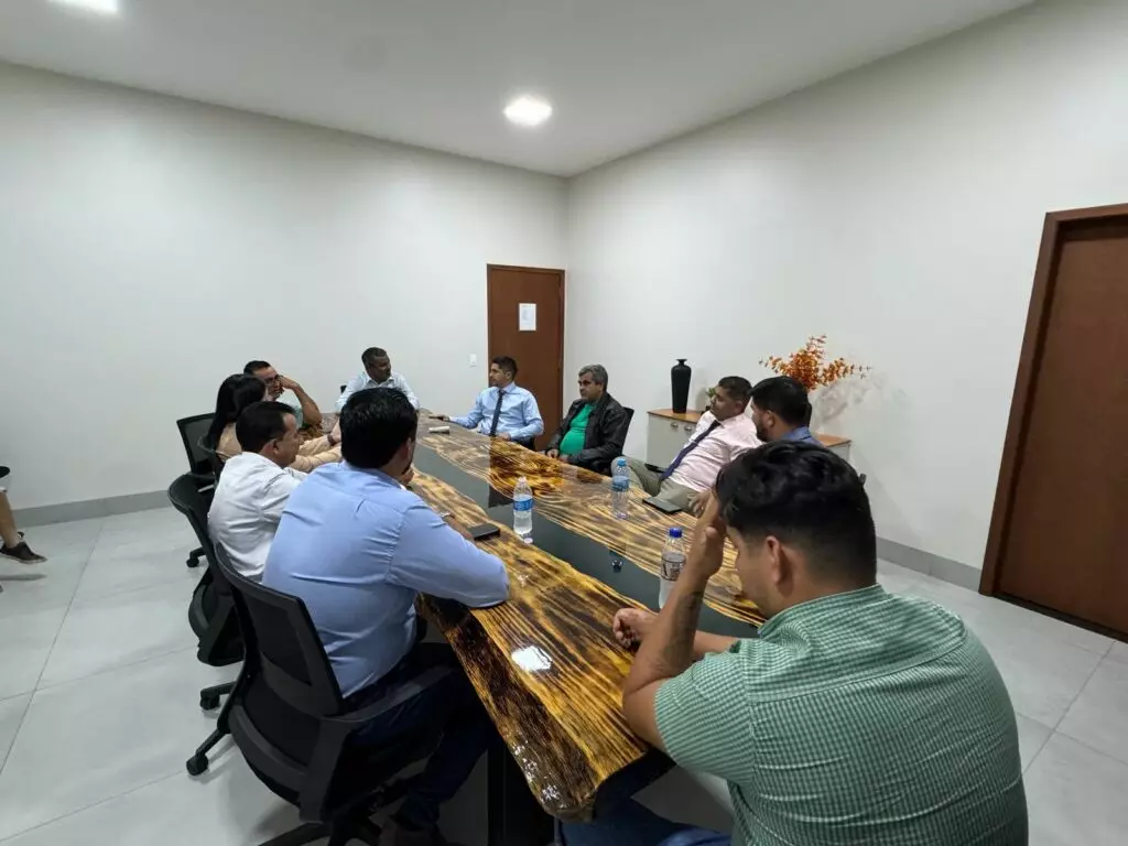 Vereadores de Paranhos recebem secretário municipal de Obras para alinhar planejamento Vereadores de Paranhos recebem secretário municipal de Obras para alinhar planejamento
