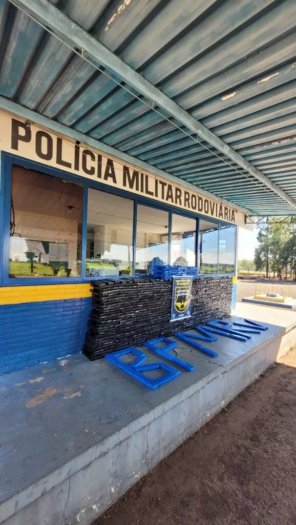 Homem é preso com quase uma tonelada de maconha em veículo dublê na cidade de Amambai Homem é preso com quase uma tonelada de maconha em veículo dublê na cidade de Amambai