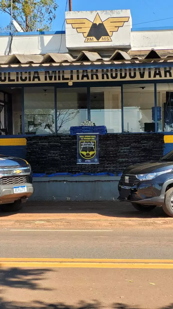 Homem é preso com quase uma tonelada de maconha em veículo dublê na cidade de Amambai Homem é preso com quase uma tonelada de maconha em veículo dublê na cidade de Amambai